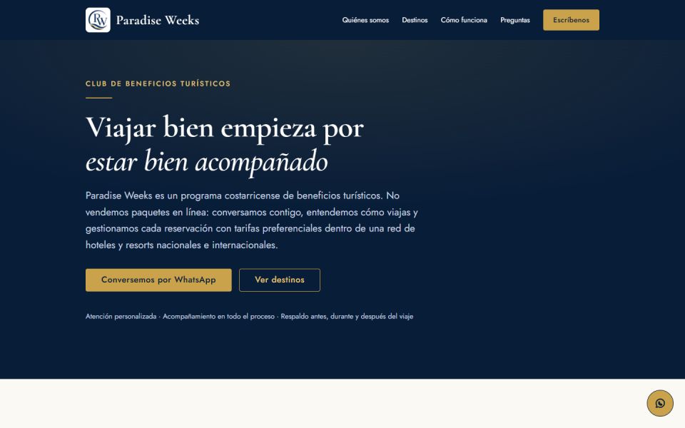 Portada del sitio de Paradise Weeks, club de beneficios turísticos, con el titular «Viajar bien empieza por estar bien acompañado» y los botones para conversar por WhatsApp o ver destinos.