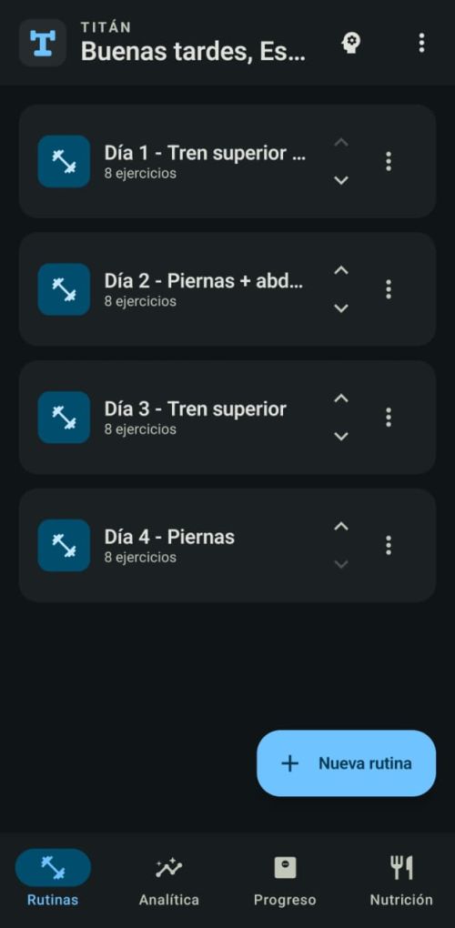 Pantalla de rutinas de la app Titán en un celular: cuatro días de entrenamiento de ocho ejercicios cada uno y la barra con Rutinas, Analítica, Progreso y Nutrición.