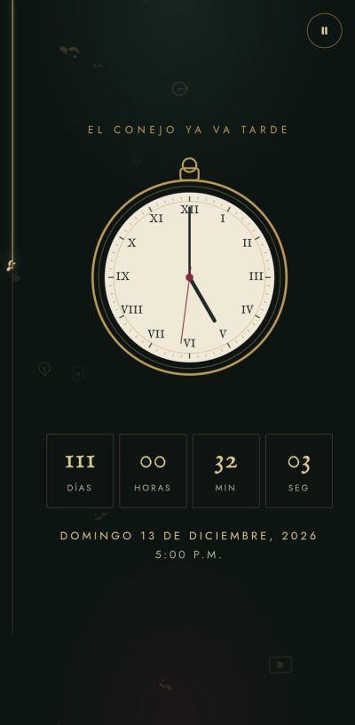 Invitación de XV años de Abigail, con temática de Alicia en el país de las maravillas: un reloj de bolsillo dorado y la cuenta regresiva.