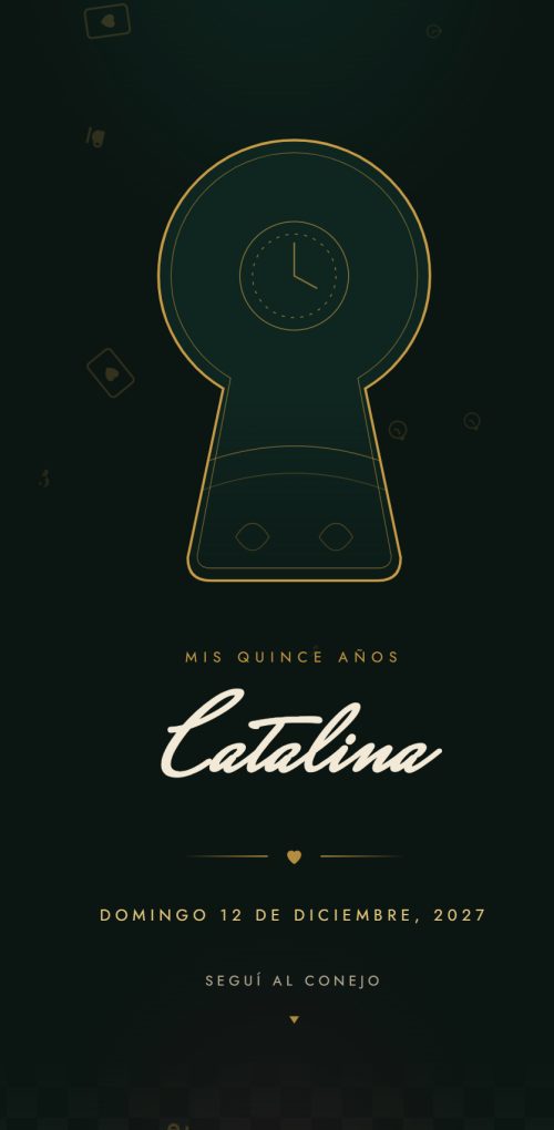 Ejemplo de invitación de XV años con temática de Alicia en el país de las maravillas: una cerradura dorada con un reloj, en verde oscuro.